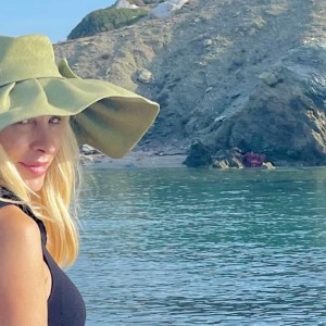 Με καυτά μπικίνι στο σκάφος των 100.000 ευρώ που διαθέτει - Φωτογραφίες της Ελένης Μενεγάκη από το ταξίδι της στην Κάρυστο