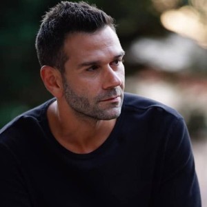 Πασίγνωστη και κούκλα ηθοποιός - Αυτή είναι η σύζυγος του Τάσου Ιορδανίδη από τη Γη της Ελιάς