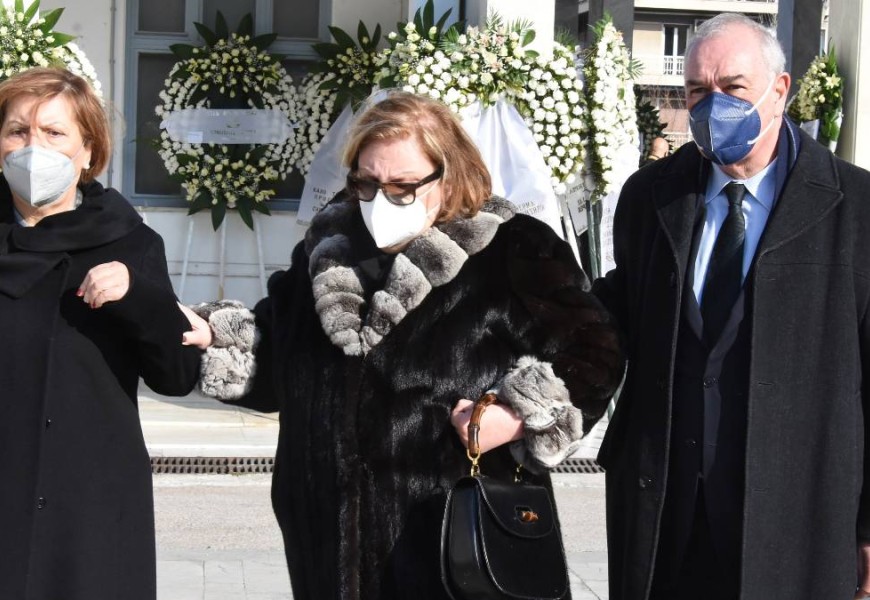 Θλίψη στην κηδεία του Δημήτρη Κοντομηνά - Υποβασταζόμενη η αδερφή του