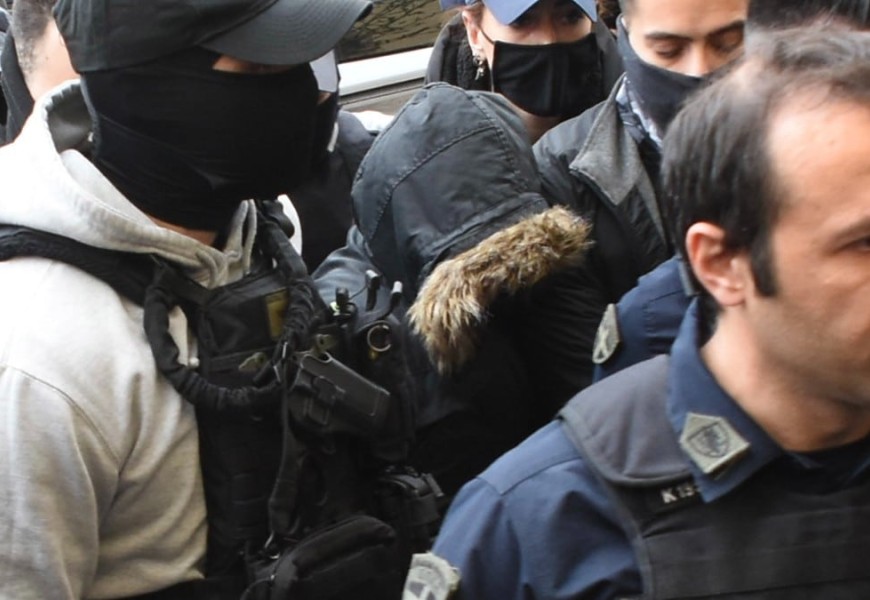 Στην ανακρίτρια υπό δρακόντεια μέτρα η Ρούλα Πισπιρίγκου - Οργή του πλήθους