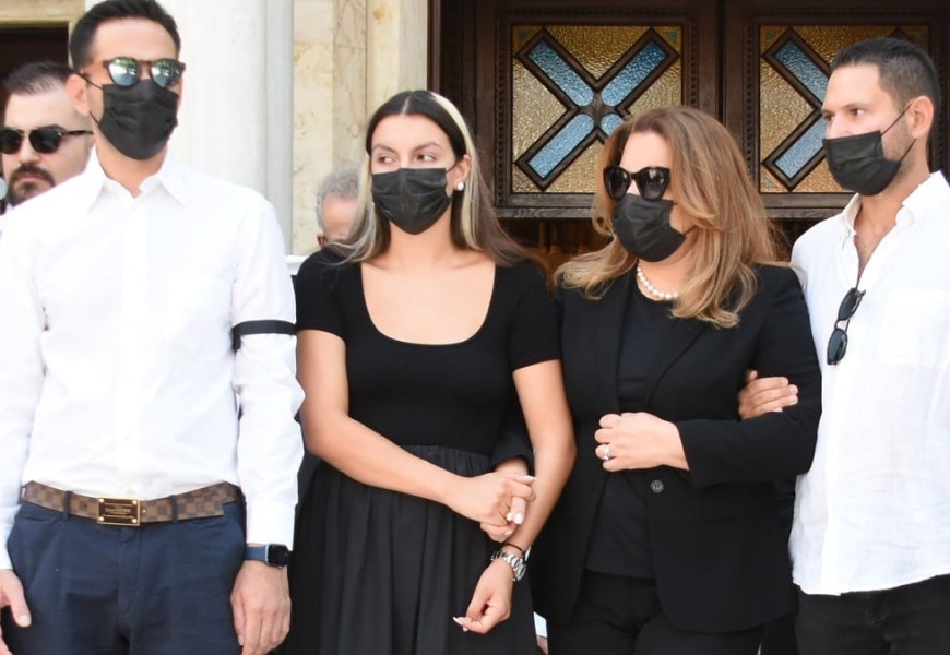 Δέσποινα Μοιραράκη: Υποβασταζόμενη στην κηδεία του συζύγου της - Στο πλευρό της τα παιδιά της
