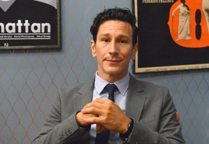 «Έχασα τον πατέρα μου και υποδύομαι έναν γιο που...» - Οι αντιθέσεις στη ζωή του Μιχάλη Σαράντη