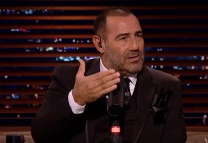 Βινύλιο: «Είναι στο νοσοκομείο σήμερα, έκανε...» - Η αποκάλυψη του Αντώνη Κανάκη για την μητέρα του στην πρεμιέρα