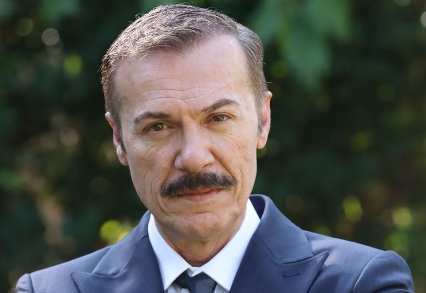 Είναι ζευγάρι πάνω από 3 δεκαετίες - Αυτή είναι η σύζυγος του αυστηρού «Μπουραντά» από τον Παράδεισο των Κυριών