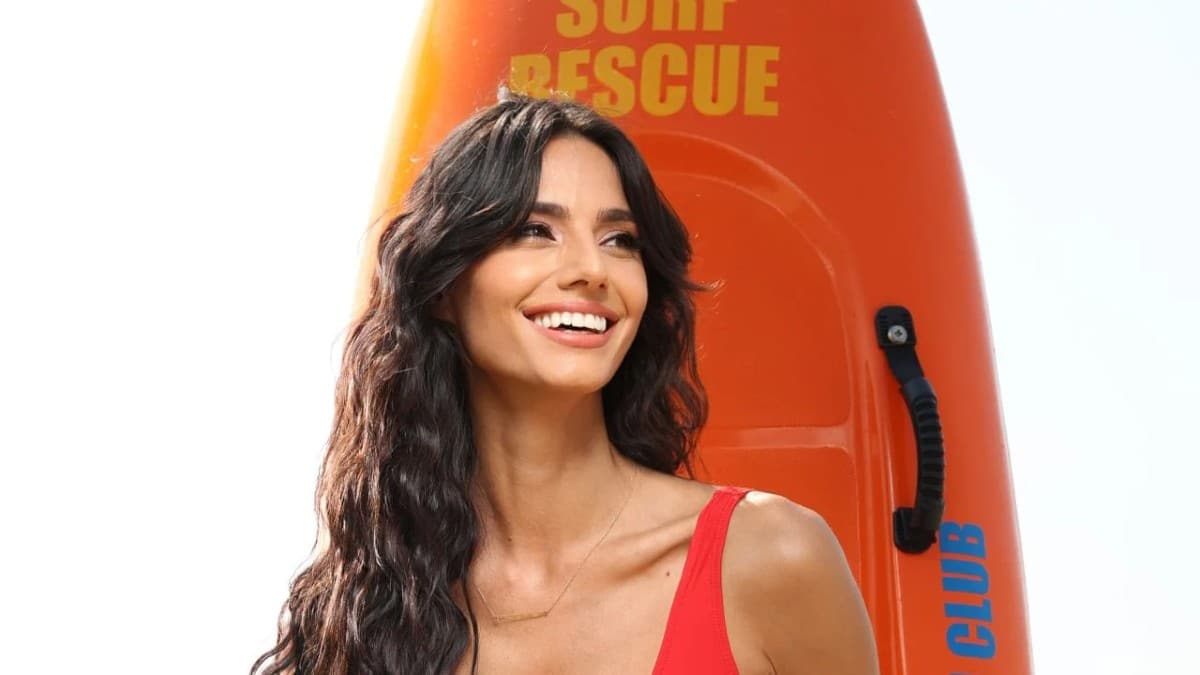 Με κόκκινο καυτό ολόσωμο στην παραλία - Η Ηλιάνα Παπαγεωργίου στο πρώτο επίσημο trailer του Love Island