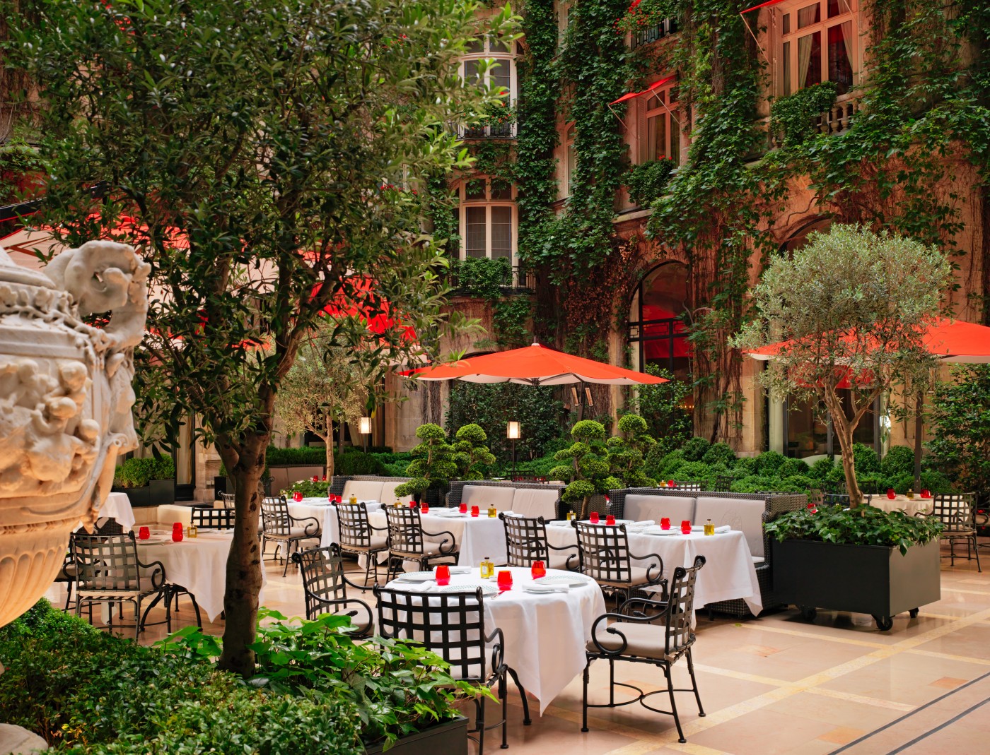 Plaza Athenee - Cour Jardin - (c) Niall Clutton
