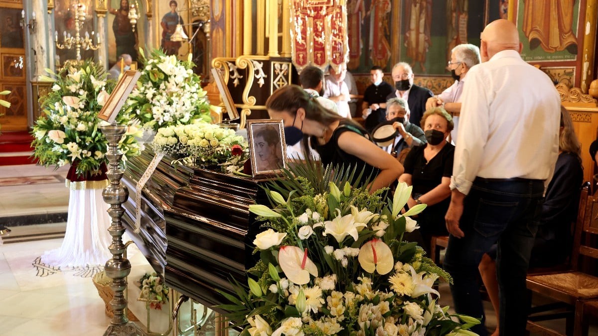 Θλίψη στην κηδεία της Ειρήνης Παπά - Το τελευταίο αντίο στην σπουδαία ηθοποιό