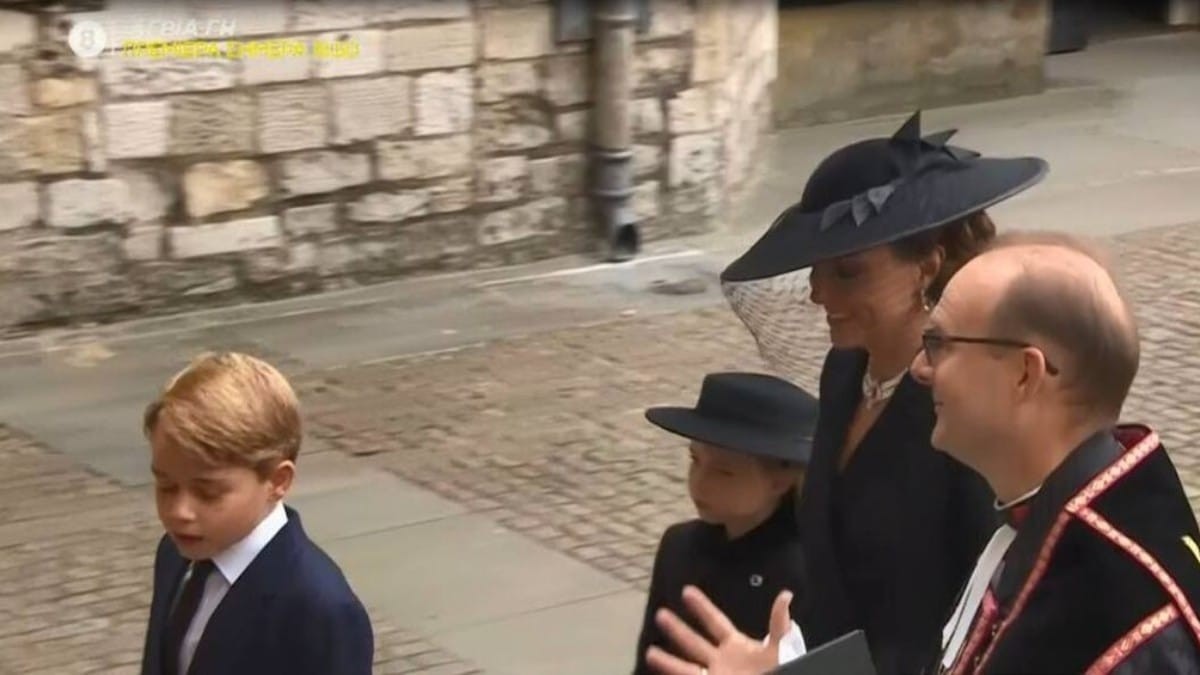 Τα πριγκιπόπουλα Τζόρτζ και Σάρλοτ στην κηδεία της Βασίλισσας Ελισάβετ - Ο συμβολισμός πίσω από την παρουσία του μικρού αγοριού