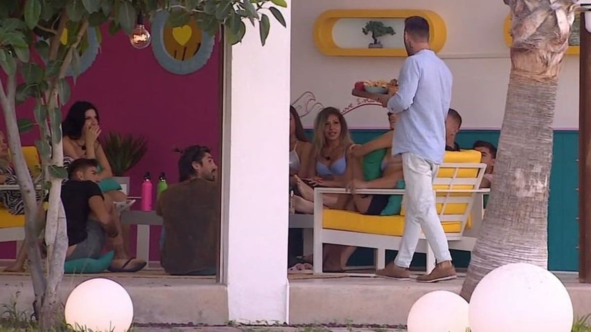 Love Island: «Δεν τον παίρνουμε από τα μούτρα!» - Οι αντιδράσεις των αγοριών με την είσοδο του νέου παίκτη στην βίλα